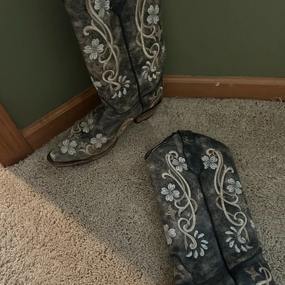 Embroidered Western Cowboy Boots - Picture 3 of 3